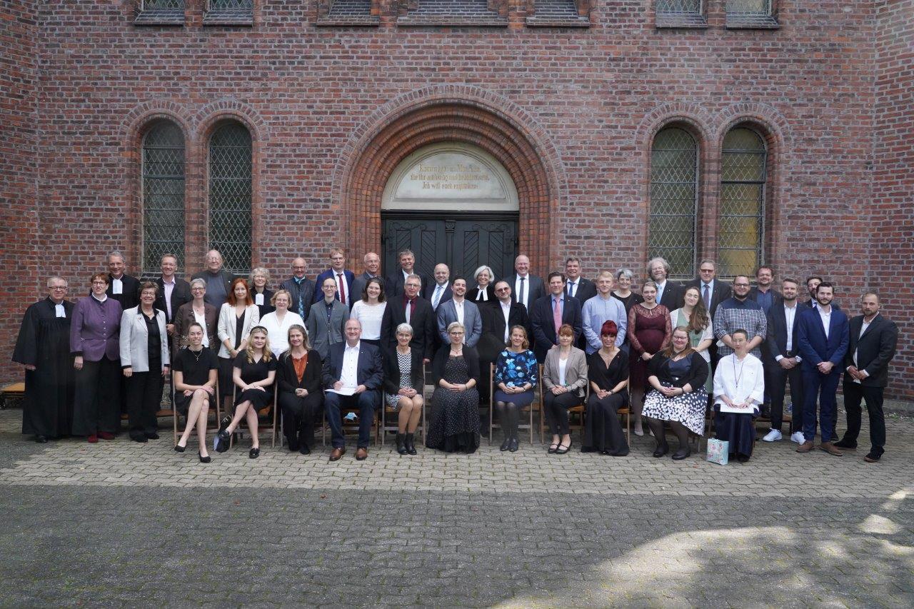 Gruppenbild des Abschlusskurses Diakon/Diakonin 2021 in Lobetal